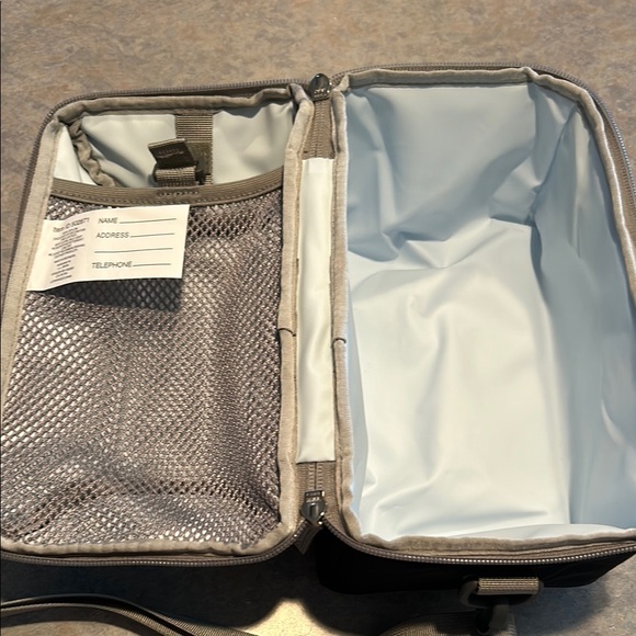 New with tags LL bean insulated lunch bag with removable cross body strap - Picture 3 of 4